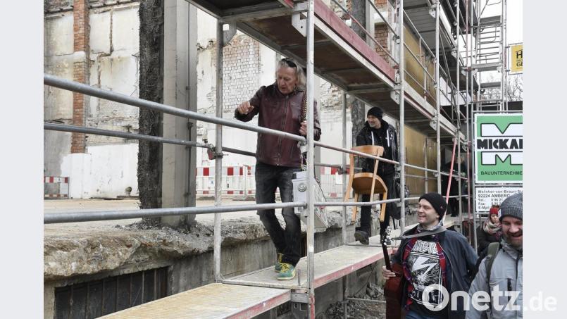 Da geht’s lang: Der Weg zum allerletzten Auftritt im Josefshaus führt über das Baugerüst. Bild: Petra Hartl