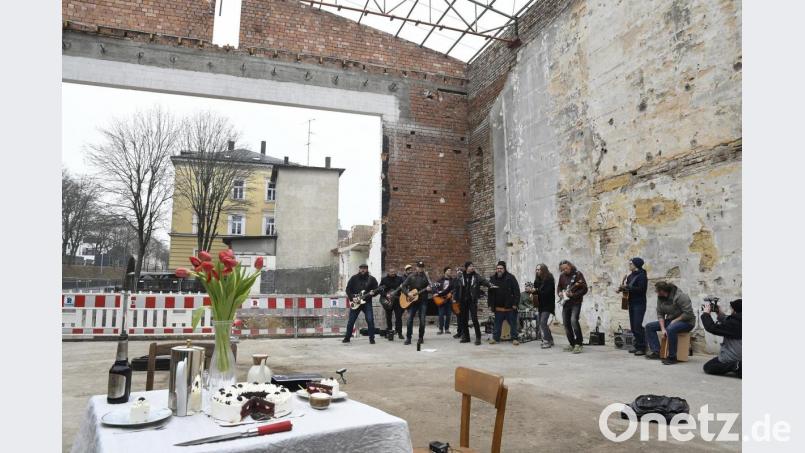 Stilecht mit Kaffee, Schwarzwälder Kirsch, frühlingshaften Tulpen und natürlich dem richtigen Sound verabschieden sich die Amberger Musiker von Special Gue$t und Major Knockout vom legendären Kulturtempel namens Josefshaus. Bild: Petra Hartl