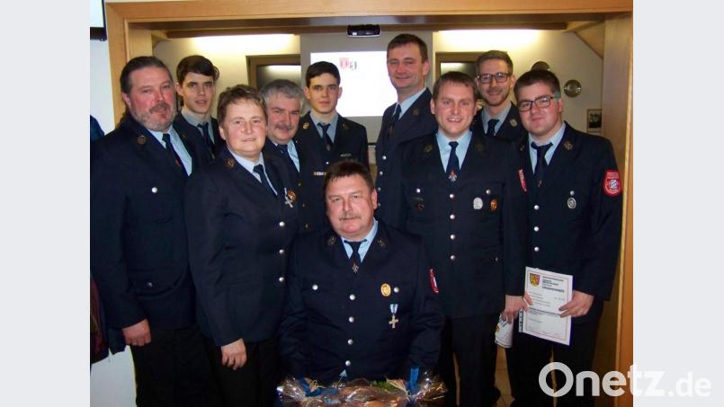 Einige Aktive der Feuerwehr Achtel haben sich fortgebildet und neue Aufgaben übernommen. Stehend von links der bisherige Kommandant Klaus Renner, Markus Hafner, Vorsitzende Rita Hafner, Kreisbrandinspektor Hans Sperber, Martin Hafner, Kommandant Armin Linhard, die drei Atemschutzgeräteträger Gerd Pirner, Johannes Appel und Dominik Schwab sowie (sitzend) Hermann Schöner, der für 40 Jahre Feuerwehrdienst ausgezeichnet wurde. Bild: rrd