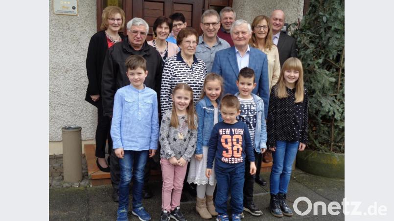 Jubilarin Maria Rötzer (Mitte, mit Gatte Josef) freute sich über die Glückwünsche der Kinder und Urenkel. Für Pfarrei und Gemeinde gratulierte Bürgermeister Walter Schauer (hinten, rechts) und Pfarrer Eugen Wismeth (zweite Reihe, links). Bild: amö