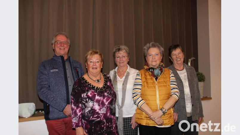 An der Spitze der Rheuma-Liga Amberg steht nun ein Leitungsteam mit Josef Meier, Erika Weiss, Sprecherin Bianka Beckert, Christa Götz und Barbara Fischer (von links). Bild: ads