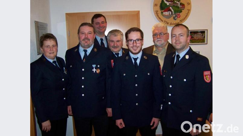 Von links Vorsitzende Rita Hafner, Klaus Renner, Armin Linhard, Kreisbrandinspektor Hans Sperber, der neue Zweite Kommandant Sven Wurzer, Bürgermeister Hans Durst sowie Kreisbrandmeister Michael Schmidt. Bild: rrd