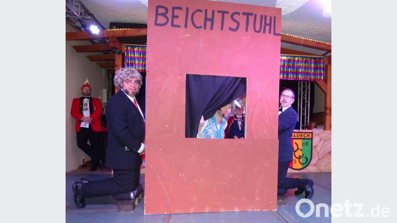 Interessiert lauschte die Putzfrau (Klaus Wegmann) den „Sünden“ von Landrat Wolfgang Lippert (Randolf Wegmann, links) und Bürgermeister Werner Nickl (Uwe Kade, rechts) . Bild: hl