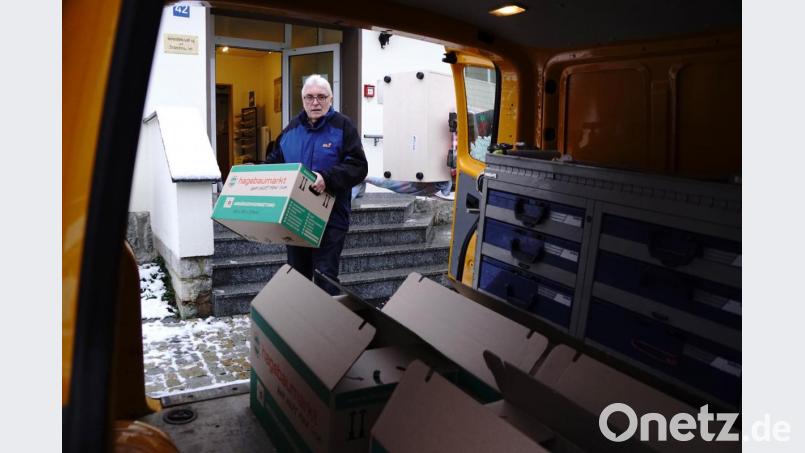 Auch der amtierende Rathauschef Josef Hecht hilft beim Verladen der Akten. Bild: bkr