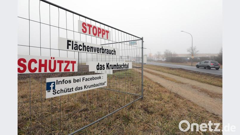 Ein Bauzaun im Nebel. Dieser lichtet sich rund um die Neubaupläne des Autohauses Widmann aber immer mehr. Das Unternehmen verlässt Amberg und verlegt seinen Oberpfälzer Firmensitz nach Ebermannsdorf ins Industriegebiet Schafhof. Bild: Wolfgang Steinbacher