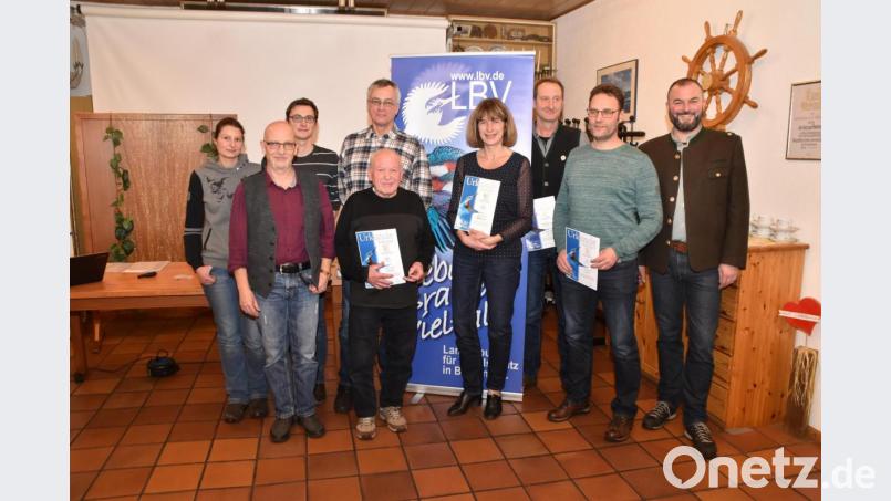 Mit der Ehrennadel in Gold mit Schmuckstein wird Stadtförster Wolfgang Winter (Dritter von rechts) geehrt. Hans Oppl, Nicole Merbald und Matthias Götz bekommen auch Urkunden. Bild: hcz
