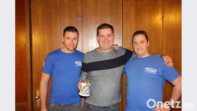 Besonders erfreut zeigte sich die Vorstandschaft mit Andreas Neidl (rechts) mit seinem Stellvertreter Benedikt Lihl (links) das 200. Mitglied im Verein begrüßen zu können. Es ist Manfred Falk aus Ursensollen, der zur Aufnahme einen gravierten Krug von der Vorstandschaft erhielt. Bild: brü