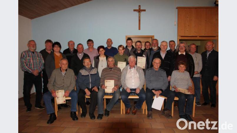 Nicht weniger als 62 Mitglieder ehrte der Kleintierzuchtverein Waldsassen im Rahmen seiner Jahreshauptversammlung, Unser Bild zeigt die anwesenden Geehrten mit Zweitem Bürgermeister Kalrheinz Hoyer (rechts). Bild: kro