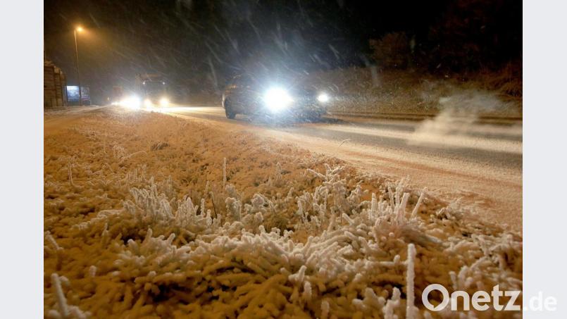 Autos fahren am Morgen auf winterlichen Straßen. Bild: Ralf Zwiebler