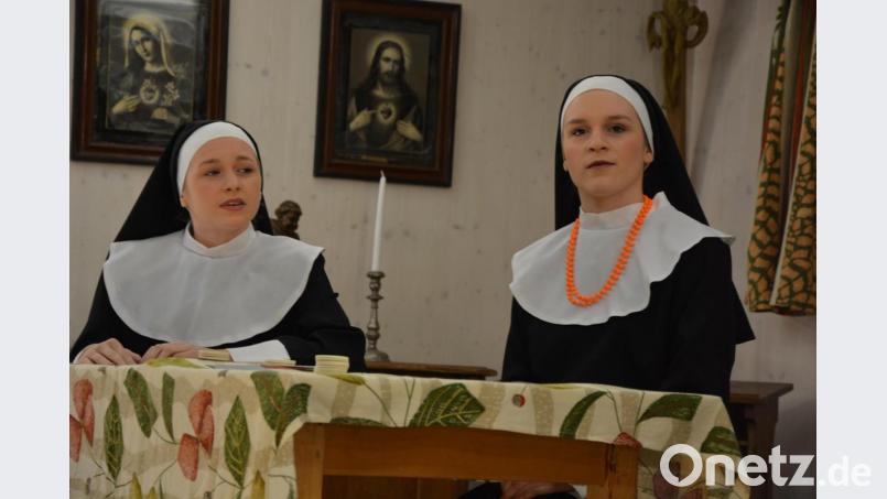 Nele Haberkorn (links) und Celina Haberkorn in ihren Rollen als Klosterschwestern. Bild: jr