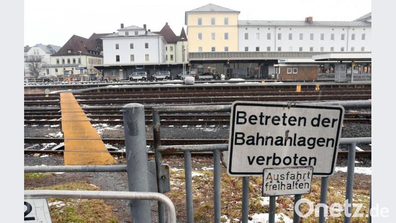 Für die Bürger führt noch kein direkter Weg vom Lerchenfeld hinüber zum Bahnhof. Die SPD will das ändern. Bild: Gabi Schönberger