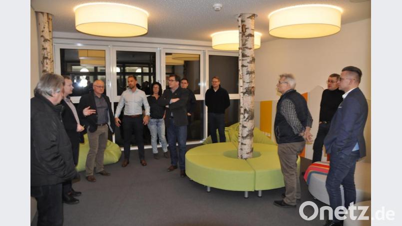 Kreisjugendring-Vorsitzender Christian Porsch (Zweiter von links) führte die Mitglieder des Bauausschusses sowie weitere Gemeinderäte durch die neue Jugendstätte. Bild: ak