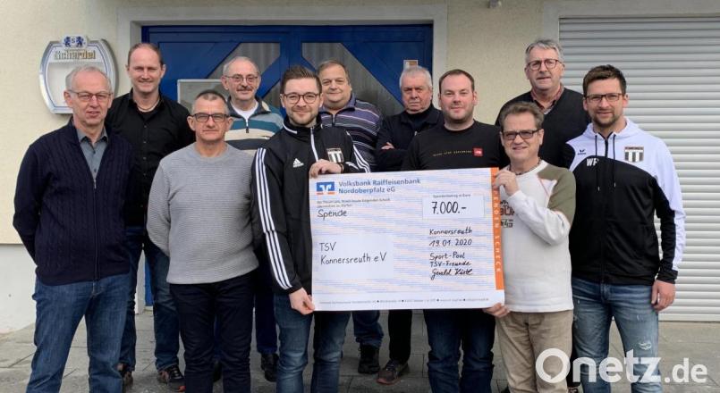 Groß war die Freude beim TSV-Vorsitzenden Maximilian Siller, als ihm Sportpool-Vorsitzender Gerald Härtl einen Scheck über 7000 Euro übergab. Im Bild (von links) Konrad Härtl, Stefan Rosner, Raimund Stock, Otto Grillmeier, Maximilian Siller, Walter Hart, Dieter Niewolik, Harald Weiß, Gerald Härtl, Reinhard Betzl und Jugendbeauftragter Wolfgang Pötzl. Bild: jr