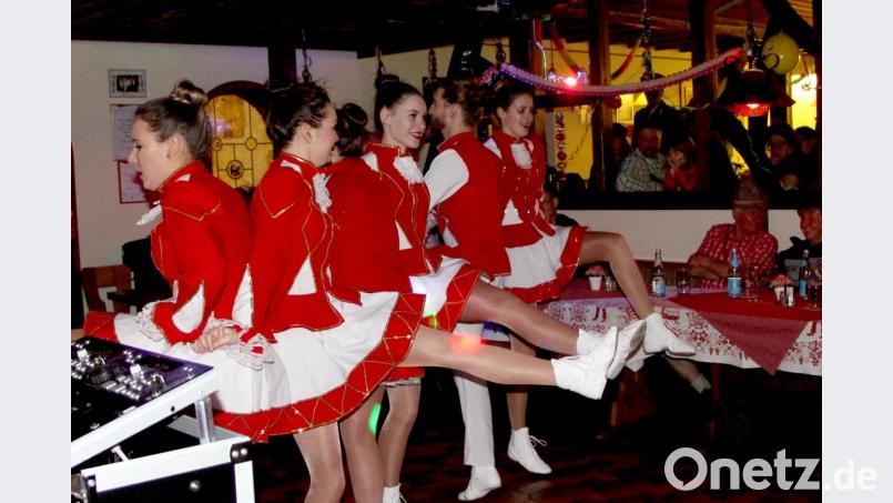 Die Faschingsgarde mit Spotlight und Dancing Flames aus Neukirchen erntete viel Beifall für ihren Auftritt. Bild: ds