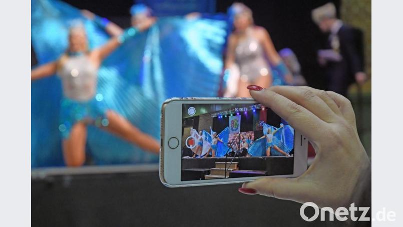 Faschingsverrückte haben Weiden fest in der Hand: zum Ostbayerischen Prinzengardetreffen kommen rund 730 Faschingsfans in die Mehrzweckhalle. Stundenlang zeigen die einzelnen Garden, was sie das Jahr über vorbereitet haben. Bild: Gabi Schönberger