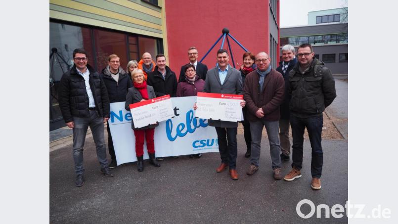 Die CSU Neustadt spendet jeweils 400 Euro an die Fördervereine der Grundschule und der St.-Felix-Schule. Bild: krb
