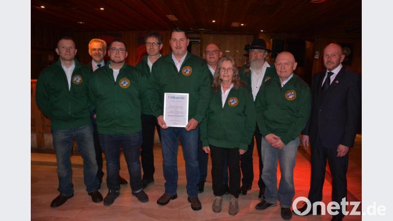 Die Schießgruppe der KSRK Mitterteich um Sportleiter Stefan Badstieber (mit Urkunde) ist für ihre Erfolge auf Kreis-, Bezirks- Landes- und Bundesebene zur Mannschaft des Jahres gekürt worden. Bürgermeister Roland Grillmeier (Zweiter von links) und Sportstadtverbandsvorsitzender Peter Haibach (rechts) gratulierten. Bild: jr