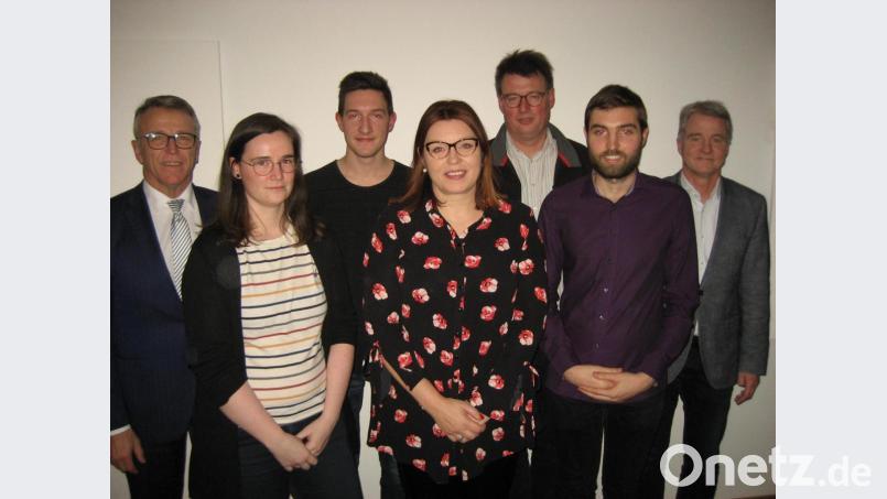 Tirschenreuths Bürgermeister Franz Stahl (links) mit den neuen und ehemaligen Vorstandsmitgliedern des TSC (von links) Anne Habedank, Florian Sammüller, Barbara Legat-Kasel, Hubert Brech, Lukas Bachmeier und Christian Züllich. Bild: rbg