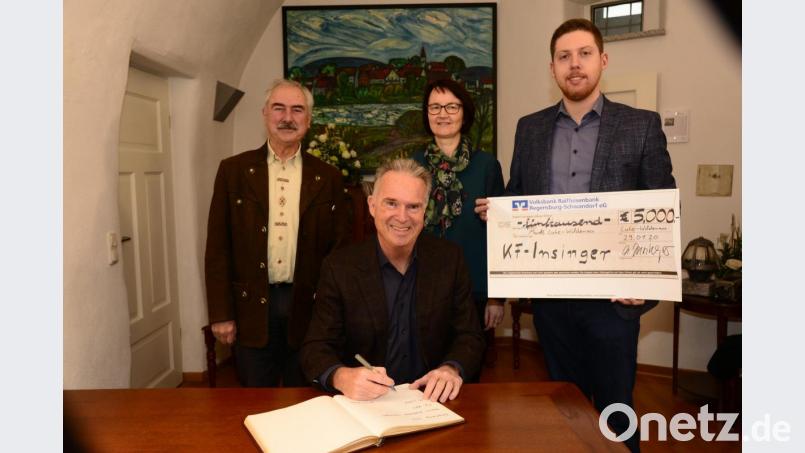 Firmenchef Andreas Insinger trägt sich ins Goldene Buch des Marktes Luhe-Wildenau ein. Andreas Insinger jun. zeigt per großem Scheck die großzügige Spende. Bürgermeister Karl-Heinz Preißer und Schulleiterin Rektorin Sandra Landgraf freuen sich über die finanzielle Unterstützung, die auch örtlichen Vereinen zugute kommt. Bild: bey