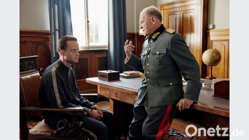 August Diehl (links) hat bereits in einem Quentin-Tarantino-Film mitgespielt. Nun hat ihn auch Terrence Malick engagiert. An seiner seite ist Bruno Ganz in einer seiner letzten Rollen zu sehen. Bild: Reiner Bajo/Pandora Filmverleih/dpa