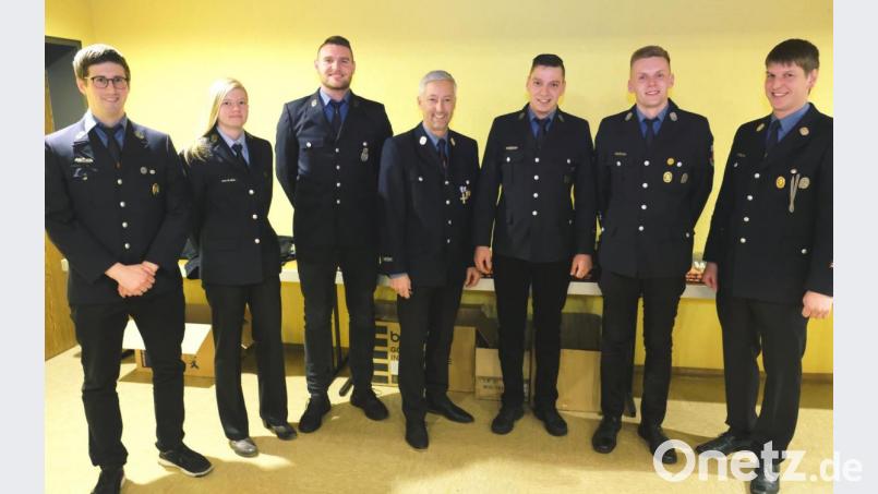 Dienstgradabzeichen für 10- bis 30-jährige aktive Dienstzeit überreicht Kommandant Christian Höllerl (rechts) an die Kameraden Julian Diepold, Veronika Schinner, Patrick Dittner, Stefan Schedl, Stefan Herbert und Stefan Neubauer (von links). Bild: do
