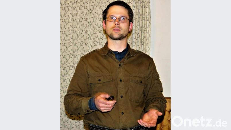 Wolfberater Markus Martini informiert interessierte Gäste über die Rückkehr und das Leben der Wölfe - bayernweit und regional. Bild: ubb
