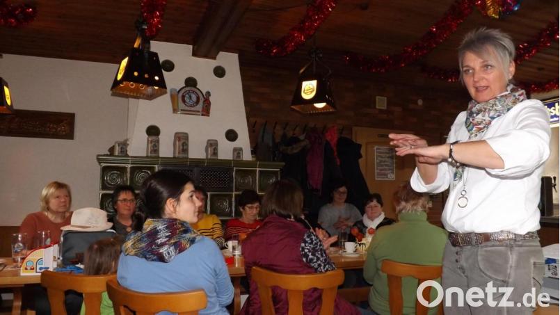 Petra Hager referiert beim Landfrauentreff über Hautschutz . Bild: trj