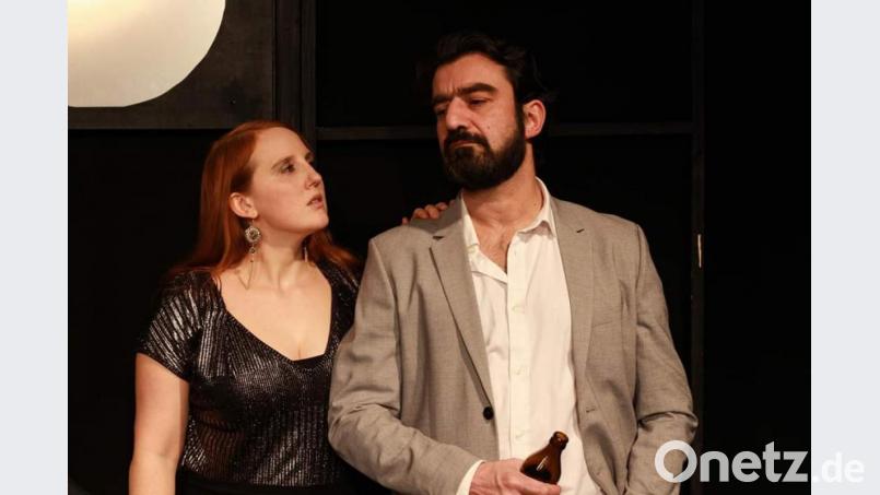 Die gebürtige Stiftländerin Christina Baumer spielt wieder Theater. Regisseur und Schauspieler Josef Rödl, ebenfalls ein Oberpfälzer, hat sie zu sich auf die Bühne des Zentraltheaters geholt, wo sie mit Schauspielgrößen wie Michele Cuciuffo (im Bild in der Rolle des Ali) im Stück "Angst essen Seele auf" nach dem Film von Rainer Werner Fassbinder als Wirtin Barbara eine wichtige Rolle vertritt. Bild: ubb