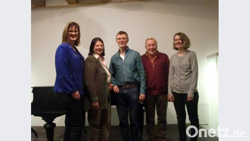 Sie leiten den Kultur- und Museumsverein: Im Bild Gabriele Lindermaier (stellvertretende Schriftführerin), Maria Näßl (zweite Vorsitzende), Raphael Haubelt (erster Vorsitzender), Thomas Lobinger (stellvertretender Kassier) und Christa Haubelt-Schlosser (Schriftführerin). Nicht im Bild Kassier Thomas Graf Bild: aub