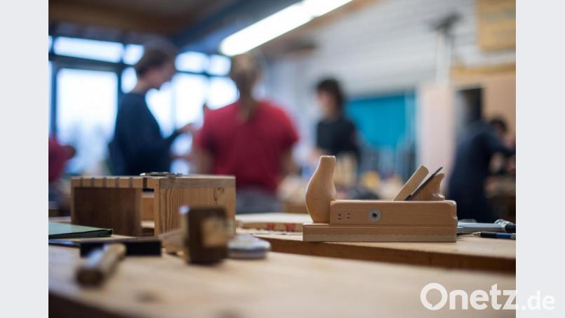 Bei einer dualen Ausbildung laufen Berufsschule und die Arbeit im Betrieb Hand in Hand: Steht ein bestimmtes Thema im Berufsschulunterricht an, sollte es auch praktisch im Betrieb umgesetzt werden. Bild: Sebastian Gollnow/dpa/dpa-tmn