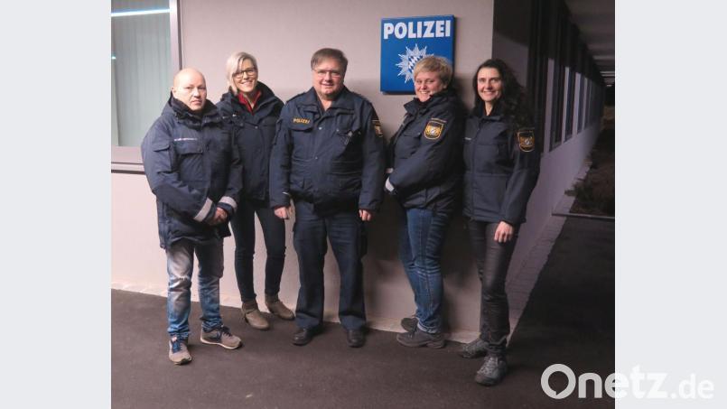 Vier neue Mitglieder der Sicherheitswacht gehen Streife. Von rechts Martina Schmid, Anette Schieber, Polizeihauptkommissar Stefan Hage, Stephanie Kink und Georg Mierzowski. Bild: Polizeiinspektion Tirschenreuth/exb