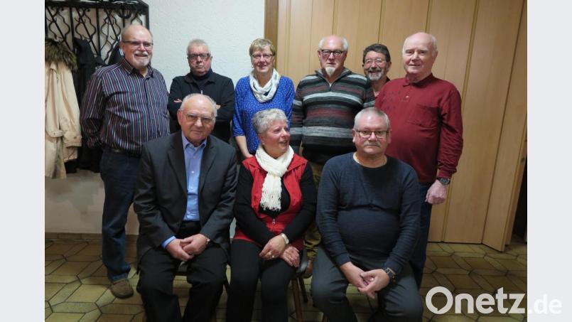 Der neue Vorstand leitet für die nächsten drei Jahre die Geschicke des Vitalsportvereins Kemnath: Andreas Jasinski, Regina Lenk, Andreas Mayer (sitzend von links), Hans Breuer, Dieter Niewolik, Gisela Kindler, Helmut Porsch, Otto Ackermann und Hermann Weismeier (stehend von links). Nicht im Bild ist Renate Busch. Bild: jzk