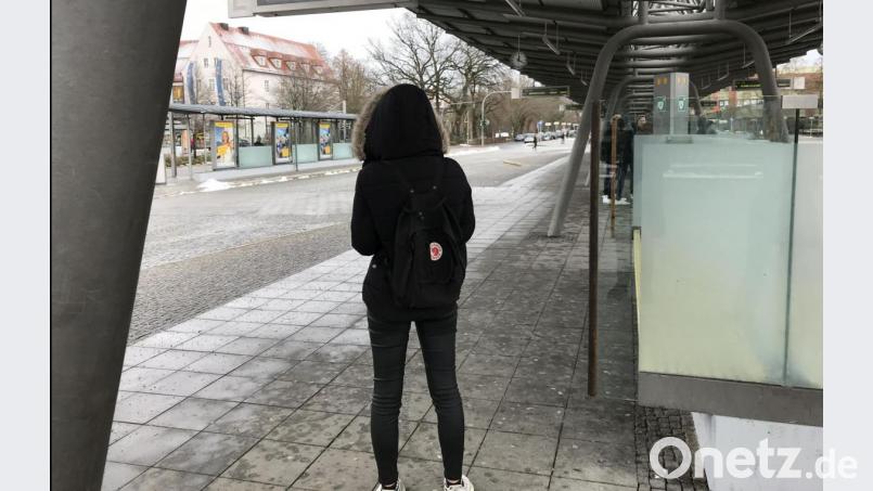 Die Polizei ermittelt mittlerweile in zwei Fällen, bei denen Unbekannte Schüler ansprechen und ins Auto locken wollen. Der jüngste Fall ereignete sich am Omnibusbahnhof in Weiden. Symbolbild: Gabriele Schönberger