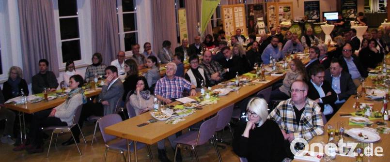 Auf einen liebevoll gestalteten Saal mit vorbereiteten Häppchen der Nageler Kräuterfrauen trafen die Mitglieder des Fördervereins und viele Interessenten zur Jahreshauptversammlung in Brand. Bild: ld