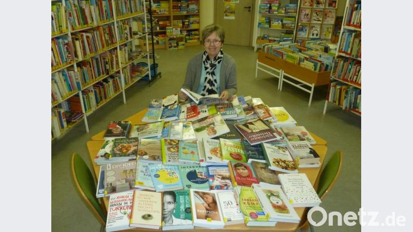 Der Sachbuch-Tisch ist das Herzstück der Stadtbibliothek im Oberviechtacher Rathaus. Renate Stigler achtet auf eine breite Auswahl sowie auf aktuelle Titel und Themen. Nach Weihnachten läuft „Fasten“ gut. Bild: Portner