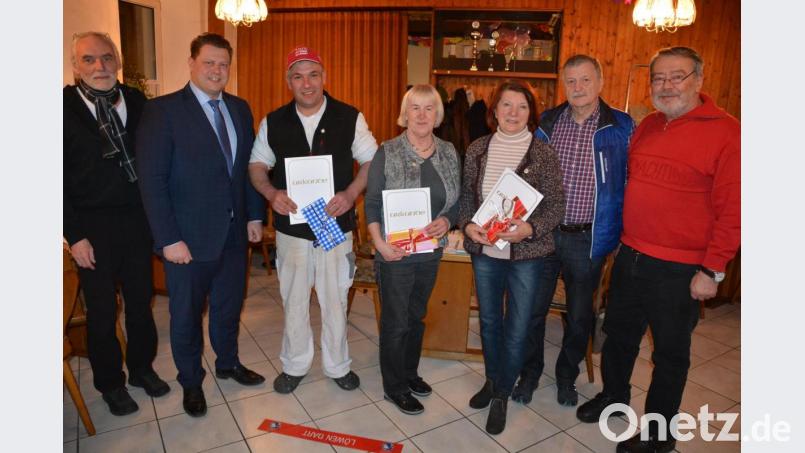 Langjährige Mitglieder zeichneten die Naturfreunde Mitterteich aus. Im Bild (von links) Landesgeschäftsführer Peter Pöllath, Zweiter Bürgermeister Stefan Grillmeier, Matthias Siller, Angelika Müller, Mila Braun, stellvertretender Landesvorsitzender Helmuth Aichinger und stellvertretender Ortsvorsitzender Erich Tilp. Bild: jr