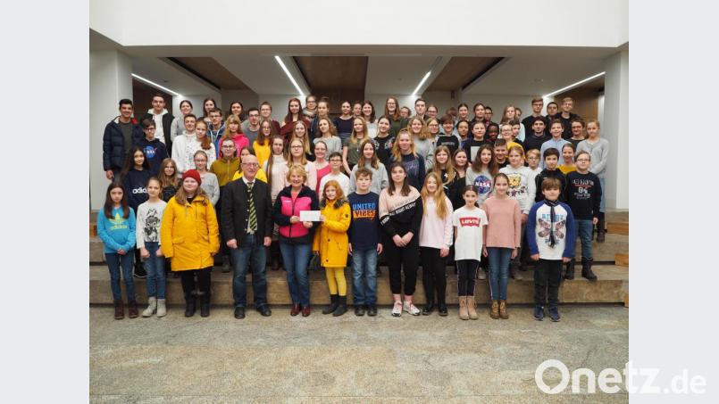 Die Schüler des Gymnasiums Neustadt haben beim Weihnachtskonzert eindrucksvoll musiziert und um Spenden für die Hilfsaktion &quot;Lichtblicke&quot; gebeten. Diese 1440 Euro - neuer Rekord - übergeben sie nun an Schirmherrin Elisabeth Wittmann. Bild: krb