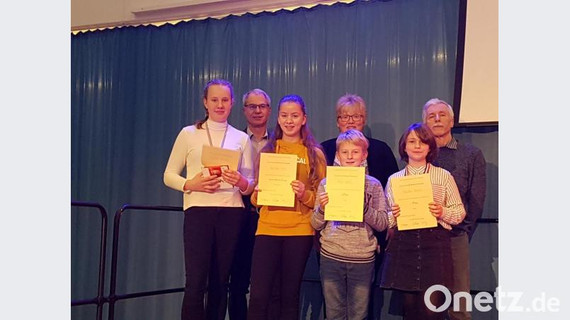 Zum „Deutsch-Französischen Tag“ am Eschenbacher Gymnasium gehört auch ein Vorlesewettbewerb. Stellvertretende Schulleiter Martin Meier, Elternbeiratsvorsitzende Sabine Schultes und Französisch-Fachbetreuer Peter Arzberger (hinten, von links) überreichen den besten Teilnehmern Anna Schmidt, Martin Meier, Veronica Hieke, Max Weiß und Felicitas Wagner dafür Urkunden. Bild: exb