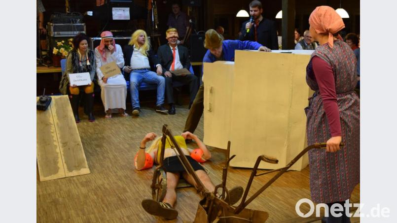 Keine Alternative zum Ackern: Die "Tussi", die anstelle der Ochsen beim Bauernball vor den Pflug gespannt wird, läuft zu schnell heiß und bricht zusammen. "Prominenter Besuch" beobachtet im Hintergrund das Geschehen: "Donald Trump" und ein Ölscheich erwerben im Krämerhof CO2-Zertifikate. Bild: amö
