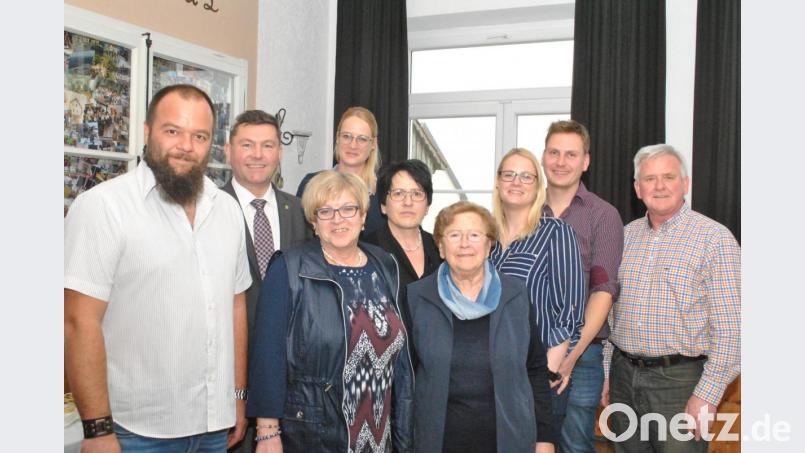 Emilie Gatzky (Vierte von rechts) freut sich über die Glückwünsche ihrer Angehörigen und von Bürgermeister Rainer Rewitzer (Zweiter von links). Bild: tu
