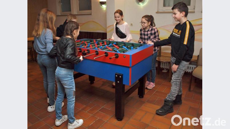 An den Kickern kämpften die Kids um Tore und Sieg. Bild: sön