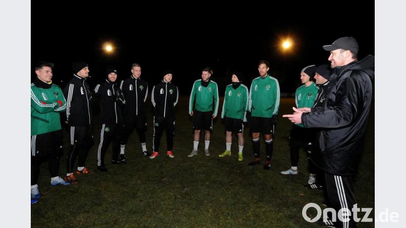 Ammerthals Trainer Dominik Haußner versammelte seine Spieler am Donnerstagabend zum ersten Training nach der Winterpause. Bild: Stephan Huber