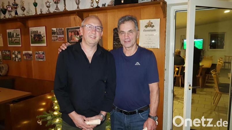 Mario Hellerl (links) und Ferdinand Hoffmann wurden geehrt. Bild: degr