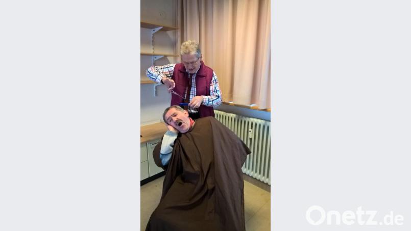 Alois Tischler und Albert Kräuter gaben den kurzen Sketch „Beim Friseur“ zum Besten. Bild: Veronika Denharter