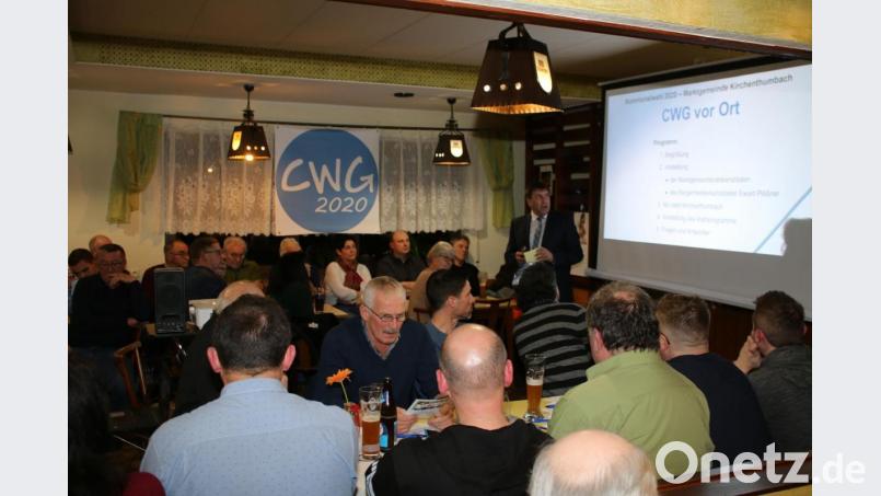 Ewald Plößner stellt beim Bürgergespräch im Gasthaus "Zur Mauth" seine Kernanliegen vor und präsentiert zusammen mit den Gemeinderatskandidaten das Wahlprogramm. Bild: sne