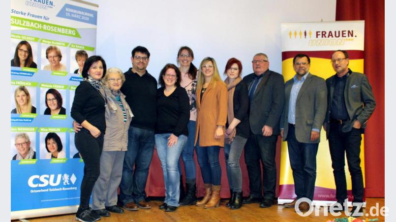 Chirurg Sven Mörk vom St.-Anna-Krankenhaus (Dritter von links) kam auf Einladung der Frauen-Union Sulzbach-Rosenberg ins Kettelerhaus, um über die Geschichte der Hüft- und Knieprothesen zu referieren. Bild: Bauer/exb