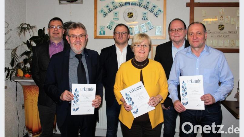 Ehrenamtsbeauftragter Gerd Binner, Vorsitzender Christoph Brand und &quot;Vize&quot; Holger Schmidt (hinten von rechts) dankten Josef Etterer, Maria Spörrer und Thomas Gmeiner (vorne von links) für 40 Jahre Treue. Bild: stg