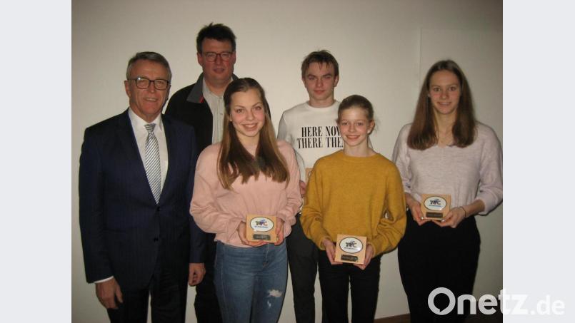 Für ihre zahlreichen Wettkampfstarts für den Tirschenreuther Schwimm-Club ehrten Bürgermeister Franz Stahl und der bisherige Vorsitzende Hubert Brech (von links) Lena Rath (750 Starts), Fynn Legat, Marlene Züllich und Carina Bönisch (je 500 Starts). Bild: rbg