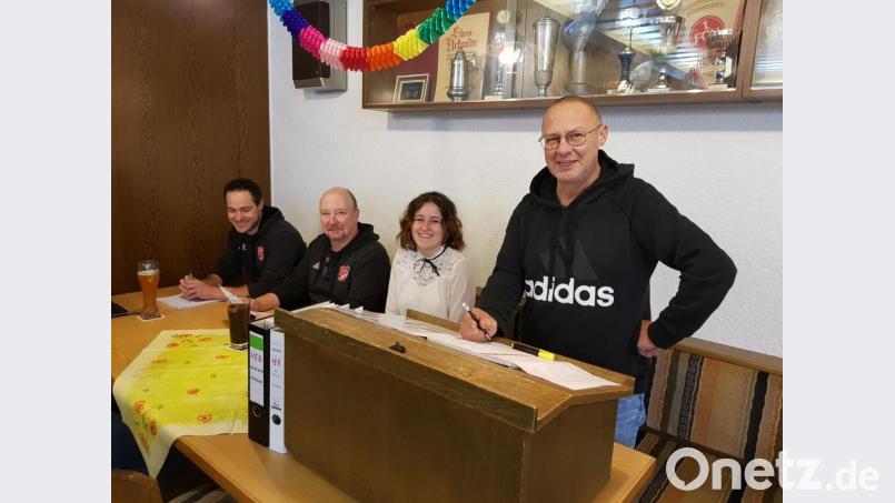 Kassier Tobias Fiedler, Fußball-Spartenleiter Christian Schwamberger, Schriftführerin Patricia Fenzl und Vorsitzender Gerald Helm (von links) informierten über die Aktivitäten und die Finanzen des VfB Thanhausen. Bild: rdh