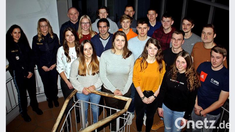 Die jungen Kollegen begrüßen (von links) Seda Wintermayr, Nicole Prießnitz und Ulrich Glaser. Bild: R. Kreuzer